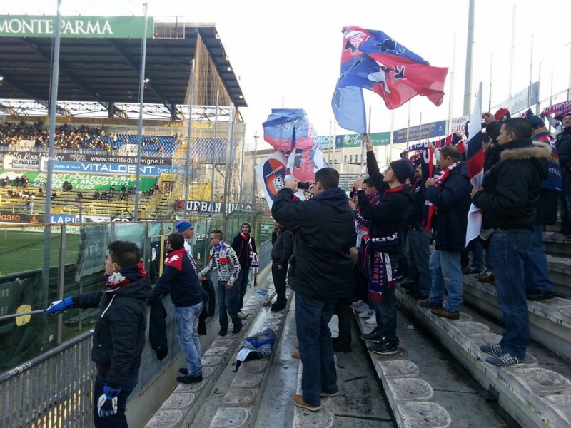 I tifosi del Cagliari sugli spalti del Tardini 