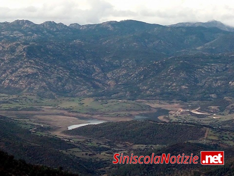 Il lago Maccheronis fotografato da Sant'Anna di Lodè (gennaio 2015)