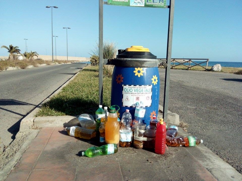 Uno dei contenitori della ditta Lem (Linea ecologica Mangia) a La Caletta