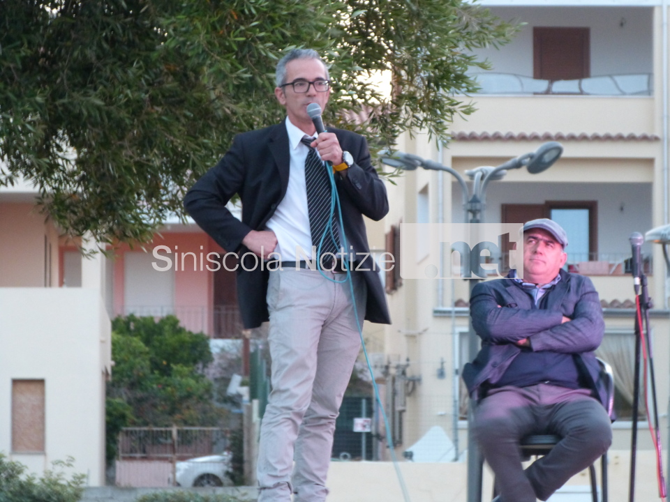 Gian Pietro Gusai durante il confronto pubblico fra candidati a La Caletta